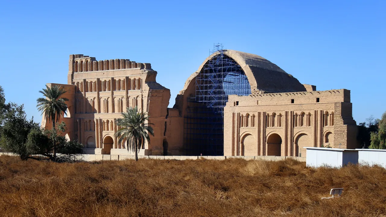 Taq Kasra, the great vaulted palace of the Sassanian kings at Ctesiphon. (Wikimedia Commons)