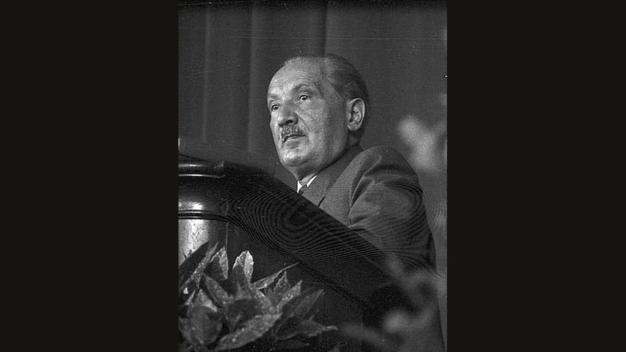 Martin Heidegger lecturing at Freiburg (Wikimedia Commons, CC BY)