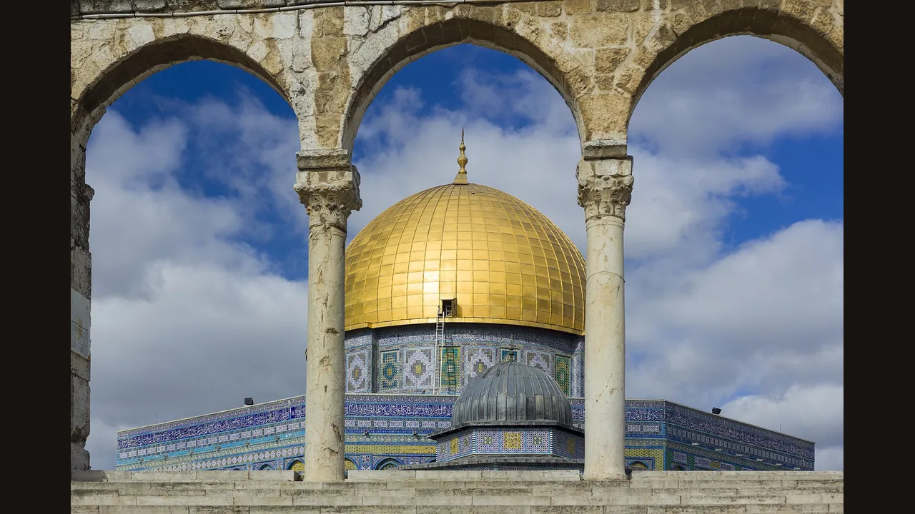 The Dome of the Rock in Jerusalem, built under Abd al-Malik (photograph via Wikimedia Commons)