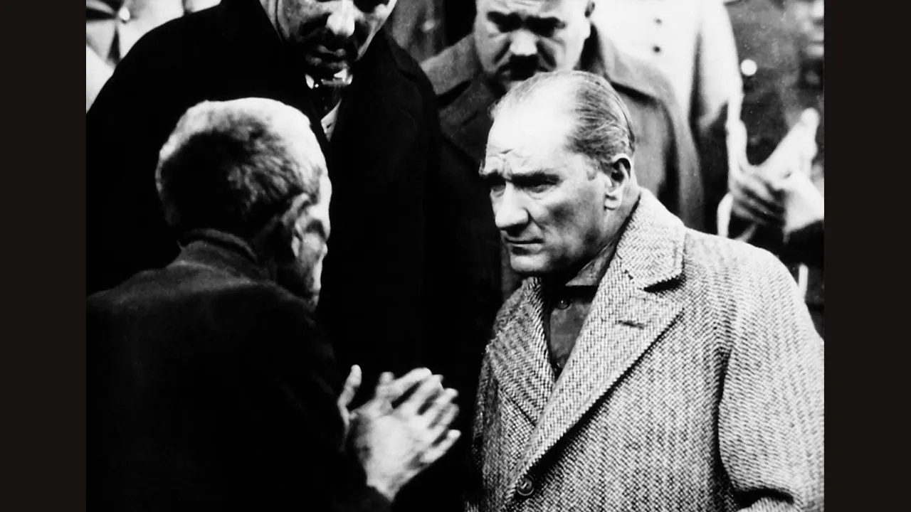 Mustafa Kemal Ataturk in Tokat, 1930, photograph (Wikimedia Commons)