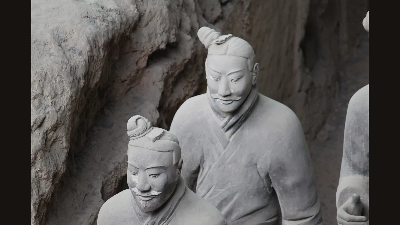 Terracotta warriors from the tomb complex of Qin Shi Huang (photograph via Wikimedia Commons)